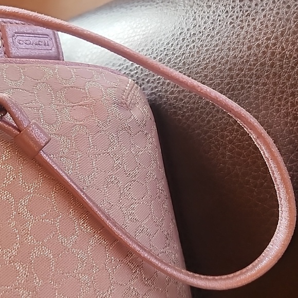 Coach Shimmering Lurax Light Lavender Wristlet w/matching Hang Tag Euc - Picture 9 of 10